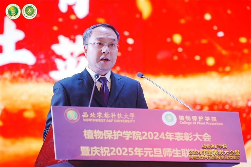 8001.半次元
党委书记黄明学主持表彰大会.jpg