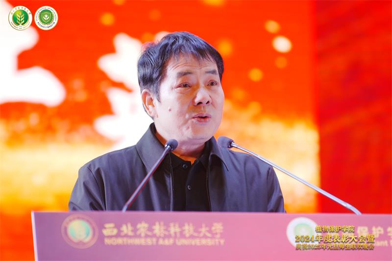 8003.半次元
副院长闫建兴宣读表彰2024年度学院先进个人、师德师风优秀教师、安全管理先进实验室的决定.jpg