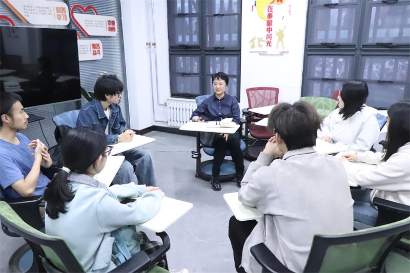 800图2.孙丽英老师与同学们交流互动.jpg