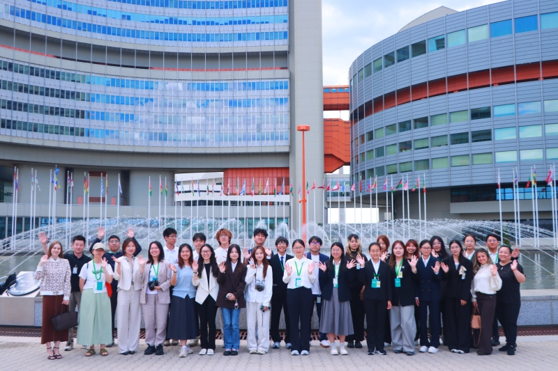 图3.学生在联合国驻维也纳办事处合影.JPG