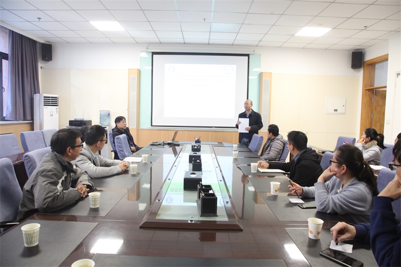 5a0b5acbf4b7446ab55bf03985aec126.jpg 院长胡小平教授主持报告会(1).JPG