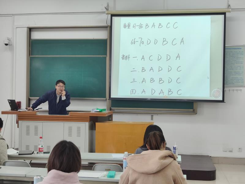 98717750025040929c918d0adaab0377.jpg 中公教育教师进行试题讲解800图片20211118173944.jpg