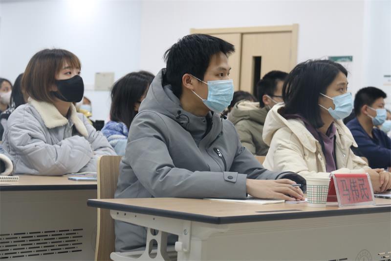 f79cdb170a75426da0581488ef055a74.jpg 学生认真听团课800.jpg