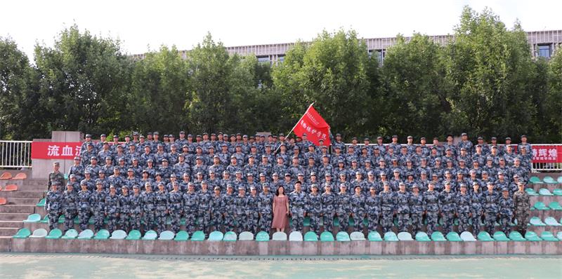 e2fb812a044b40d8aab149d8cba69494.jpg 张艳玲书记与全体受训学员的合照800.jpg