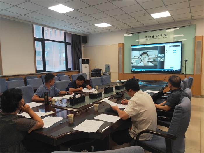 0ae44375f05d4e44bc8031ad78da719c.jpg 学生学习与科研实践成果展示现场7-700.jpg