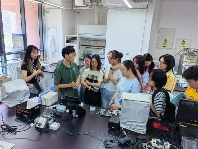 78779ee019cd481f931fe211103d7e32.jpg 同学们认真听取老师对超微量核酸蛋白检测仪的介绍4-680.jpg