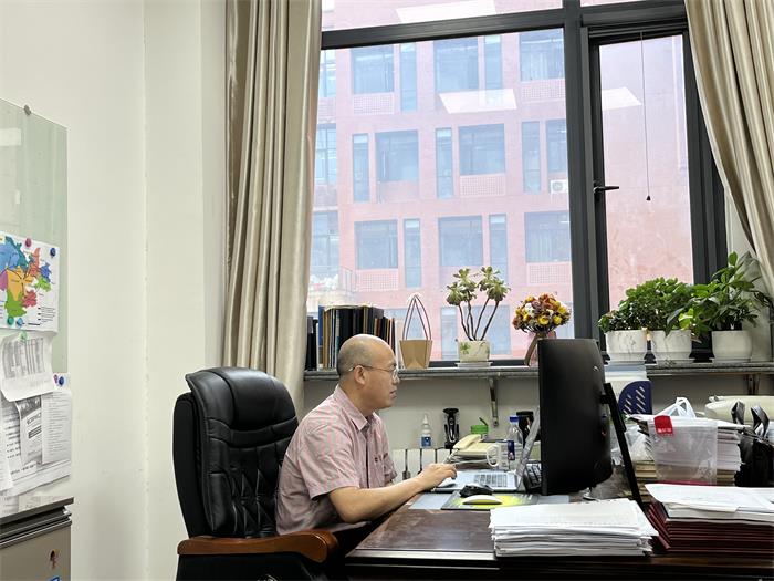 7f8ac0e83ba1497a8a82cbad33b76c65.jpg 胡小平院长介绍半次元
及学科概况2-700.jpg