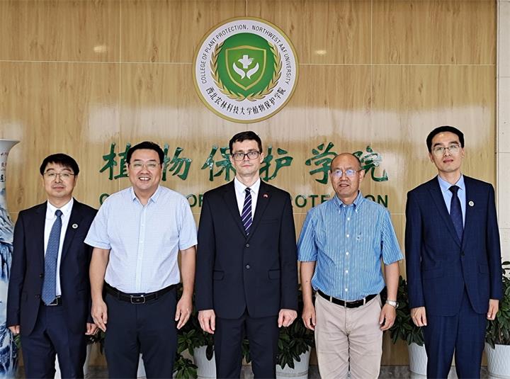 4e373c286bda46449897a3b3d1a307b4.jpg 合影_裁剪-720.jpg