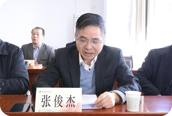 62cf8a965c644f1eb90ee45a7eb956de.jpg 学院党委书记主持座谈会.jpg