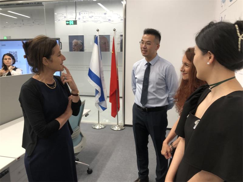 08a3413624fc402aa58906c426b1d5dd.jpg 王宇工作照片800.jpg