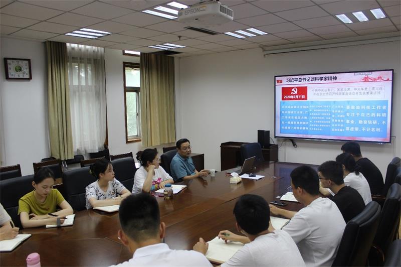 b932f6b61bc046e99adeb95e65de3179.jpg 郭军800讲党课图片4.jpg