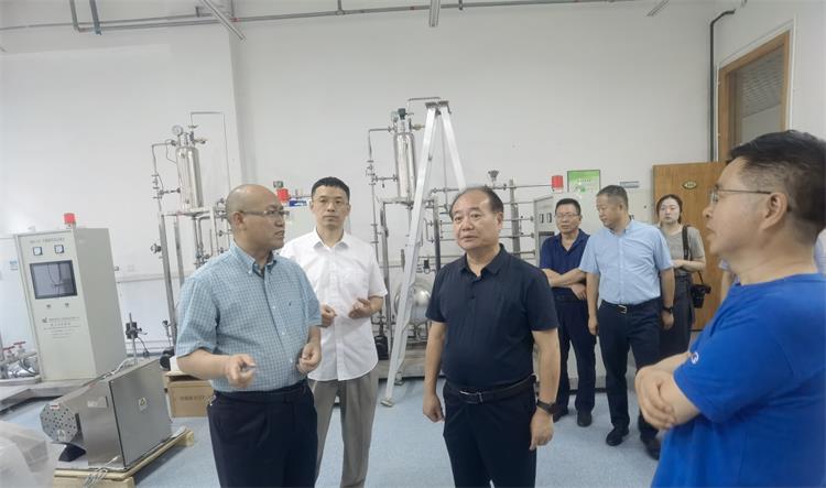 e83abdae69eb45fb8beb605d6c6c50fc.jpg 工作组考察实验中心_裁剪-750.jpg